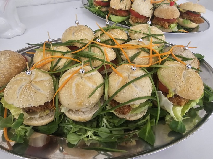 Półmisek mini-burgerów przygotowany na catering