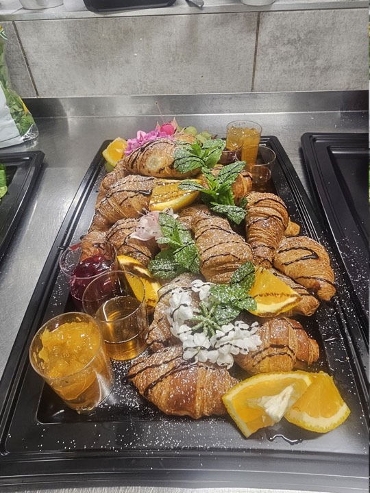 Rogaliki z dodatkami przygotowane na catering śniadaniowy