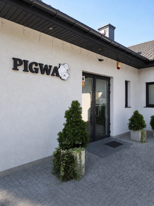 Wejście do restauracji Pigwa w Starowej Górze