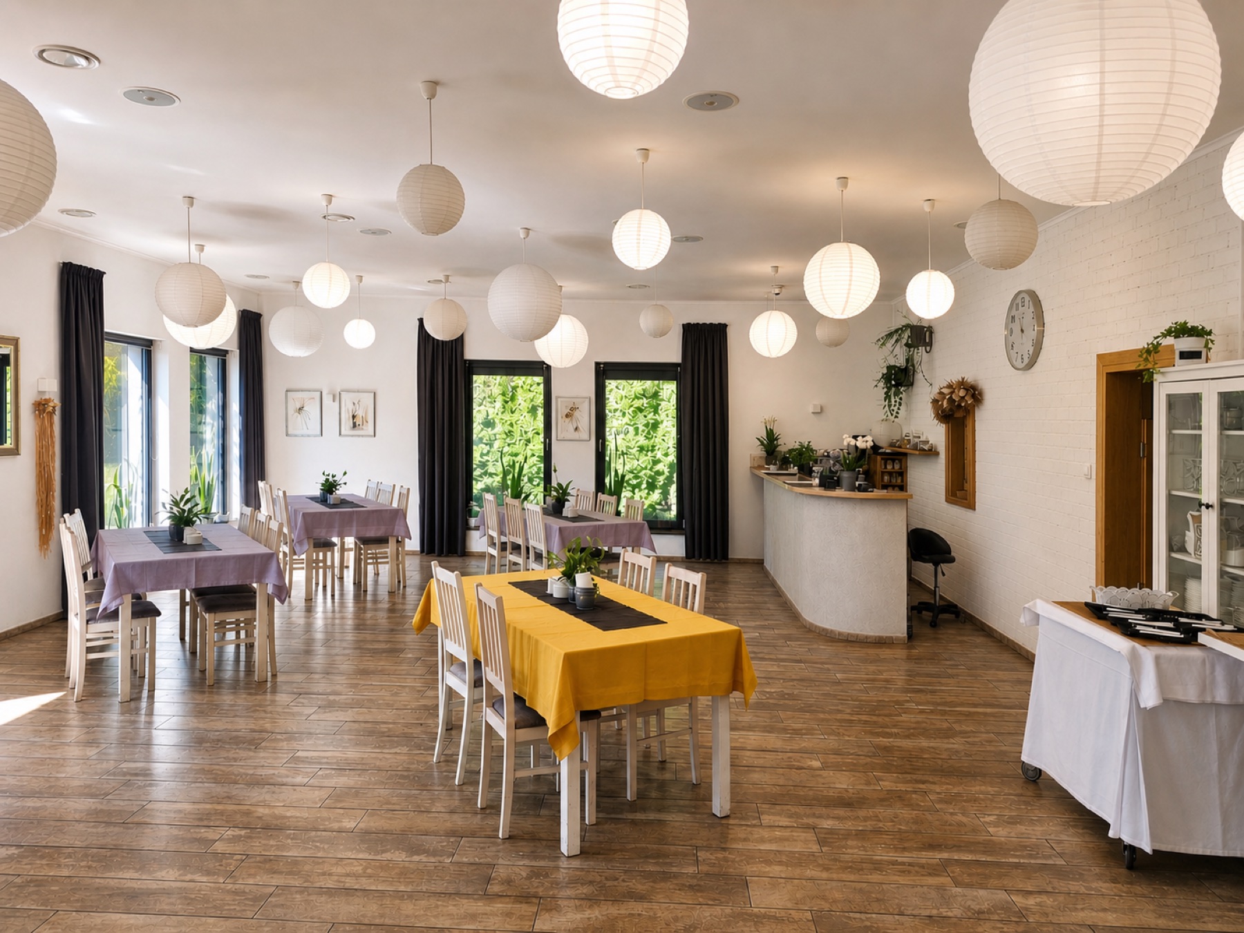 Wyprostowane jasne wnętrze restauracji Pigwa z widokiem na ogród